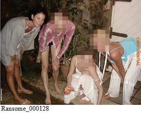 Adli belgelerde yer alan ve İngiliz gazetesi Daily Mail'de yayımlanan diğer fotoğraflarda, 2006 yılında bir grup kız Epstein'ın evinde yazlık kıyafetleriyle görülüyor.