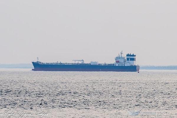 Irak’tan yola çıkan Yunanistan bandıralı St. Nikolas isimli petrol tankeri, İzmir’in Aliağa limanına geliyordu ancak Umman açıklarında gemiye silahlı kişiler baskın düzenledi.