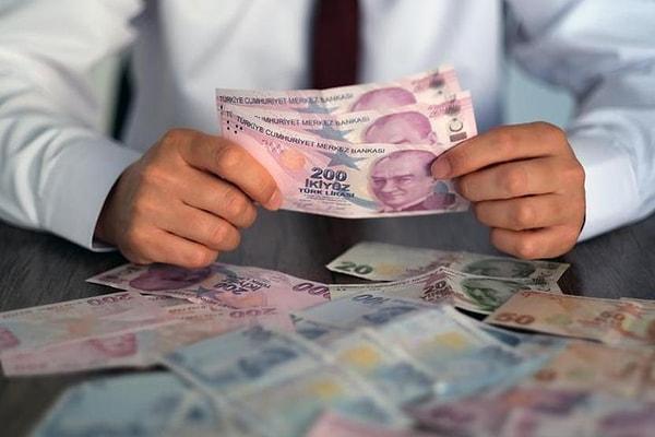 Habertürk'te Ahmet Kıvanç, bu yıl maaşlı çalışanların daha fazla vergi ödeyeceğini belirtirken, asgari ücretin 2 katı maaş alan birinin brüt ücretinin 2023 yılının ilk yarısında 20 bin 16 TL, ikinci yarısında da 26 bin 829 lira olduğunu hatırlatıyor.