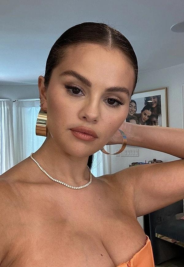 7. Geçtiğimiz gün sosyal medyaya ara vereceğini ve önemli şeylere odaklanacağını söyleyen Selena Gomez, 24 saat dolmadan yeni bir paylaşımda bulundu.