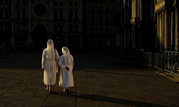 11. İtalya'da bir rahibeye ya da ambulansa çarpmak kötü şansa işaret eder.