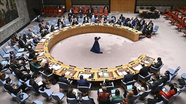 İran destekli Husiler, Kızıldeniz’de ticari gemilerin geçişlerini engelleyince Birleşmiş Milletler Güvenlik Konseyi’n önleyici tedbirler için oylama yapılmış ve karar 11 ‘evet’ oyuyla geçmişti.