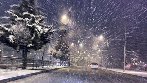 CNN Türk Meteoroloji Danışmanı Prof. Dr. Orhan Şen yaptığı açıklamda “Bugün cuma Marmara ve İç Anadolu’nun doğusu, Doğu Anadolu karla karışık yağmur ve kar yağışlı, Güneydoğu , Karadeniz bölgesi yağmurlu. İstanbul’un boğaz ve Anadolu yakası öğleden sonra ve akşam karla karışık yağmurlu rüzgar poyrazdan kuvvetli 6 derece” ifadelerini kullandı.