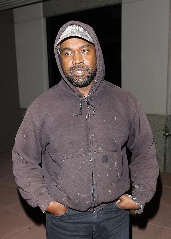 4. Her hareketi ile gündem olan Kanye West'e darp iddiası ile dava açıldı. Kendisinden imza almak isteyen bir adama saldırdığı iddia ediliyor.