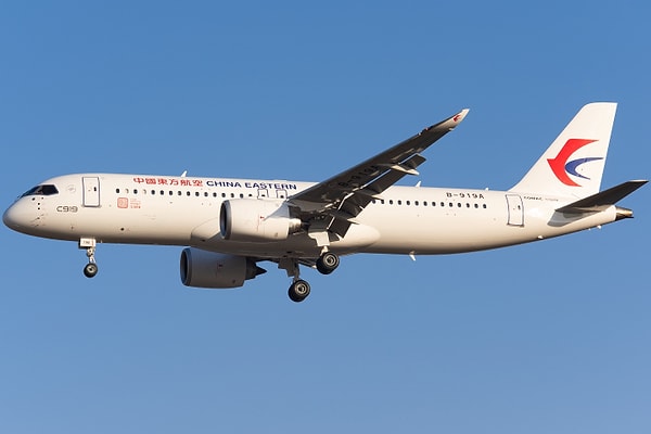 Çin'in yerli üretim yolcu uçağı olan COMAC C919, ülkenin iç hat seferlerinde kullanılmaya başlandı.