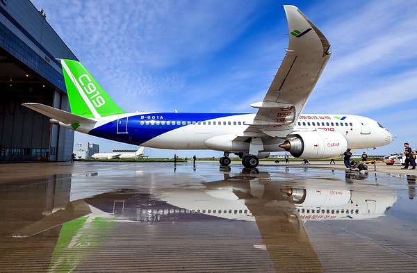 COMAC C919, Boeing 737 ve Airbus 320 gibi popüler modellerle rekabet eden, Çin'in ilk orta mesafe yolcu uçağı olarak öne çıkıyor.