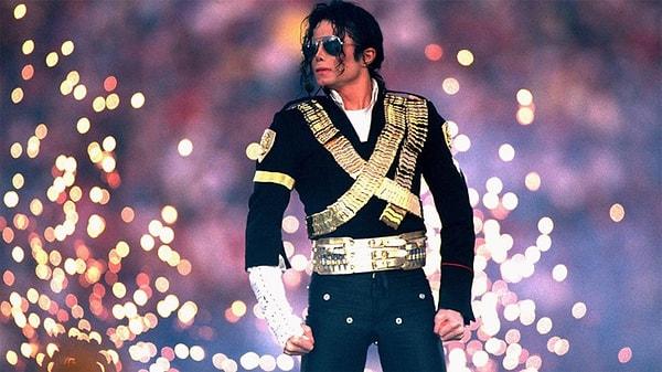 Evet, günümüzde popüler kültür ve gündem başlıkları aynı zeminde ilerliyor. Şu sıralar Michael Jackson'ın hayatının da film olarak çekileceği haberleri gündemde.