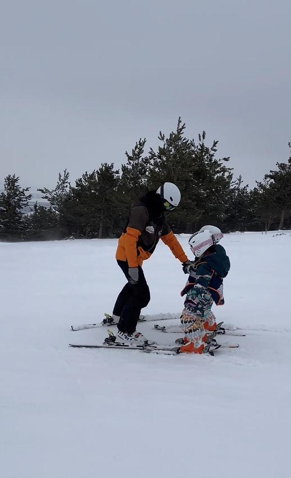 Sosyal medyayı aktif olarak kullanan Pelin Akil ve Anıl Altan çifti bu sefer de kızları Lina ve Alin ile gittikleri kar tatilinden pozları sevenleri ile paylaştılar.
