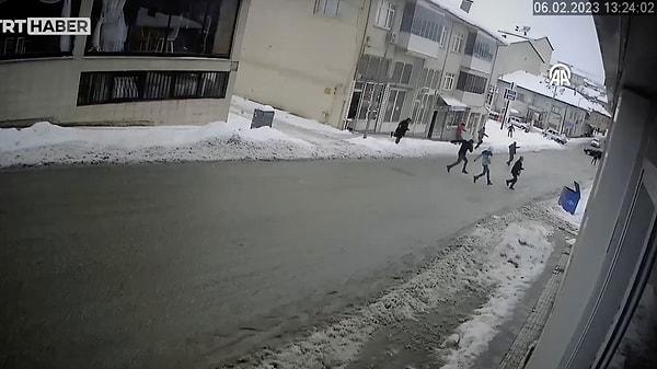 Malatya'nın Doğanşehir ilçesinde, 6 Şubat günü bir dükkanın güvenlik kamerası ile kaydedilmiş yeni görüntüler ortaya çıktı.