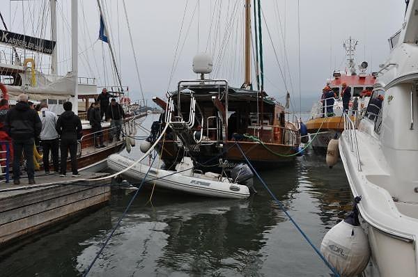 Fethiye Şehir Merkezi’nde günübirlik teknelerin bulunduğu alanda duran, haber spikeri ve yazar Ali Kırca’ya ait olan tekne bilinmeyen bir sebeple aniden su almaya başladı.