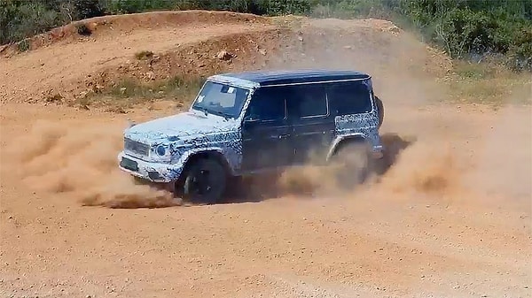 EQG'nin en çarpıcı özelliklerinden biri, her tekerin arkasındaki bağımsız elektrik motorları sayesinde sağlanan "tank dönüşü" kabiliyeti.