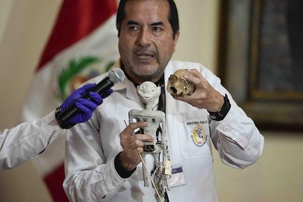 Peru Adli Tıp Kurumu'ndan Flavio Estrada, And kıyafeti giydirilen mumyalarla ilgili "Bu iki mumya Dünya dışı varlıklar değil. İki oyuncak da hayvan kemikleri sentetik yapştırıcılarla birleştirilerek yaratılmış." dedi.