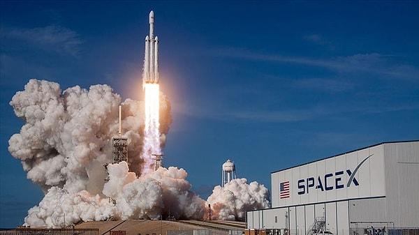 SpaceX sosyal medya hesabında şu açıklamayı yaptı: "Dragon, önümüzdeki hafta Falcon 9'un Ax-3'ü uzay istasyonuna fırlatması öncesinde Florida'daki 39A numaralı fırlatma rampasının hangarına ulaştı."