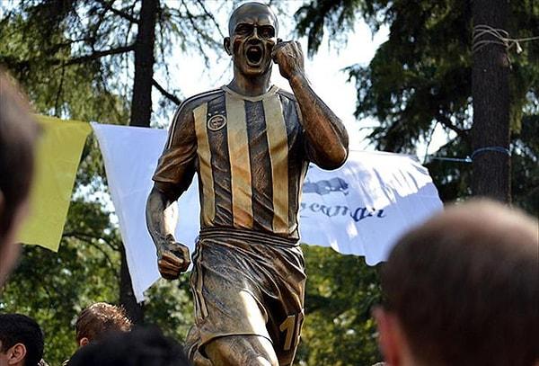 Yalnızca Şükrü Saraçoğlu Stadyumu ve Fenerbahçe semtinin varlığı değil, Alex de Souza heykeli de Kadıköy'de bulunuyor.