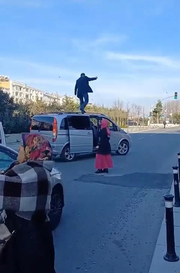 İstanbul halkının sınıfsal kimlik tartışmaları, sosyologların uzun bir müddettir kafa patlattığı bir konu. Köyden kente mi göç ettik yoksa köyü mü İstanbul'a getirdik hala cevabı bulunamayan en büyük sorulardan biri.