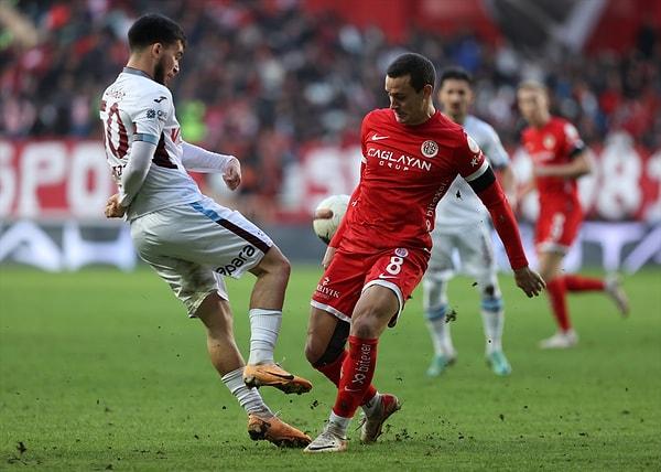 Sergen Yalçın yönetimindeki Antalyaspor, Süper Lig'in 20. haftasında sahasında Trabzonspor'u konuk etti. Karşılaşma, atılan karşılıklı goller sonrasında 1-1’lik eşitlikle sona erdi.