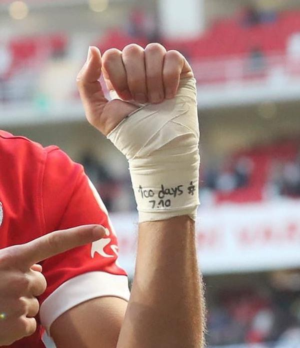 Antalyaspor’un İsrailli futbolcusu Sagiv Jehezkel'in attığı golden sonra yaşadığı sevinç tepki çekti. 28 yaşındaki futbolcu attığı golden sonra el bileğindeki yazıyı kameralara gösterdi.