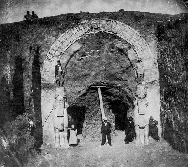 3. 1850'lerde Asur şehri Khorsabad'da kazılan anıtsal kemerli geçit.