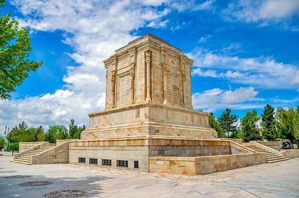 5. Tek bir şairin yazdığı dünyanın en uzun destansı şiiri olan Krallar Kitabı'nın yazarı Ferdowsi'nin mezarı. (M.S 10. Yüzyıl)