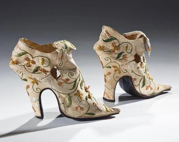 8. İtalya'da 17. yüzyıldan kalma ince deriden yapılmış topuklu ayakkabı.