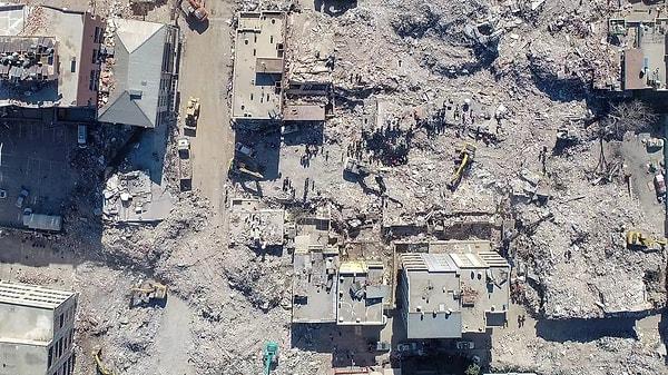 Depremler sonucunda yüzbinlerce ev ve işyeri yıkıldı ve 50 binden fazla vatandaşımız hayatını kaybetti.
