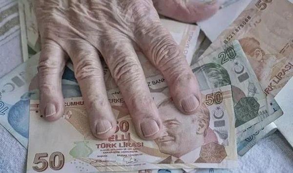 En düşük emekli maaşının 7 bin 500 liradan yükseltilmesi için Meclis'e sunulacak teklif Kabine'de Cumhurbaşkanı Erdoğan'a anlatılacak. Kök aylıkların yükseltilmesi ve ardından zam düzenlemesi için farklı seçenekler hazırlandı.