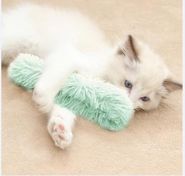 4. İçinde bulunan catnip (kedi nanesi) ile kedinizi rahatlatacak, sarılabilecekleri pofuduk bir oyuncak.