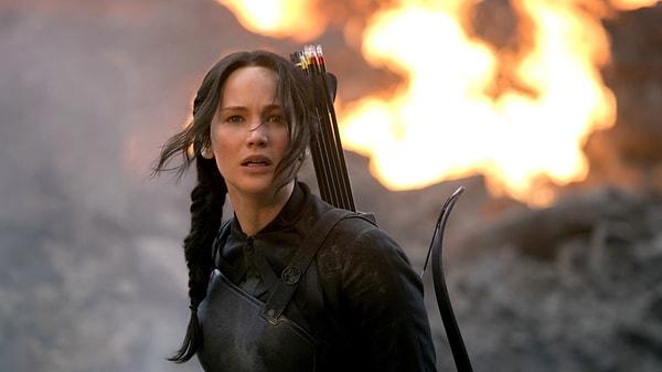 13. "Bunu nasıl söylerim bilmiyorum ama Hunger Games filmlerindeki olayların gerçekten olduğunu düşünüyordu."