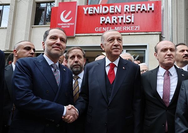 Gazete Pencere'nin haberine göre, Yeniden Refah Partisi İstanbul il divanında, AK Parti’li Bahçelievler Belediye Başkanı Hakan Bahadır’ın konuşmasında çıkan gerginlik ise bir anda sosyal medyanın gündemine düştü.