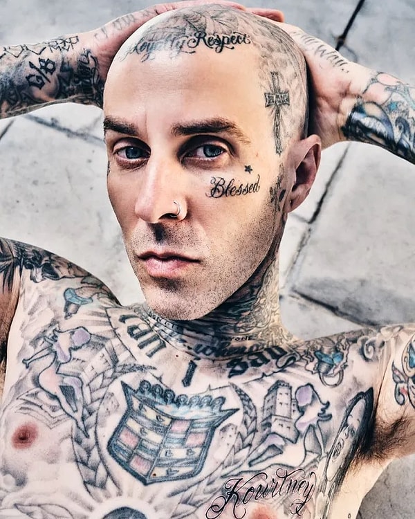 48 yaşındaki Travis, psikologlara göre aslında bir "sanat eseri portföyü". Travis Barker, tepeden tırnağa dövme yaptırma konusunda ısrarcı gibi duruyor.