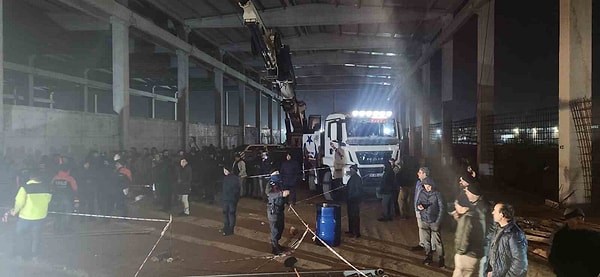 Tekirdağ’da Velimeşe Organize Sanayi Bölgesi’nde bir fabrika inşaatının hafriyat çalışmalarında meydana gelen göçükte 2 işçi toprak altında kaldı.