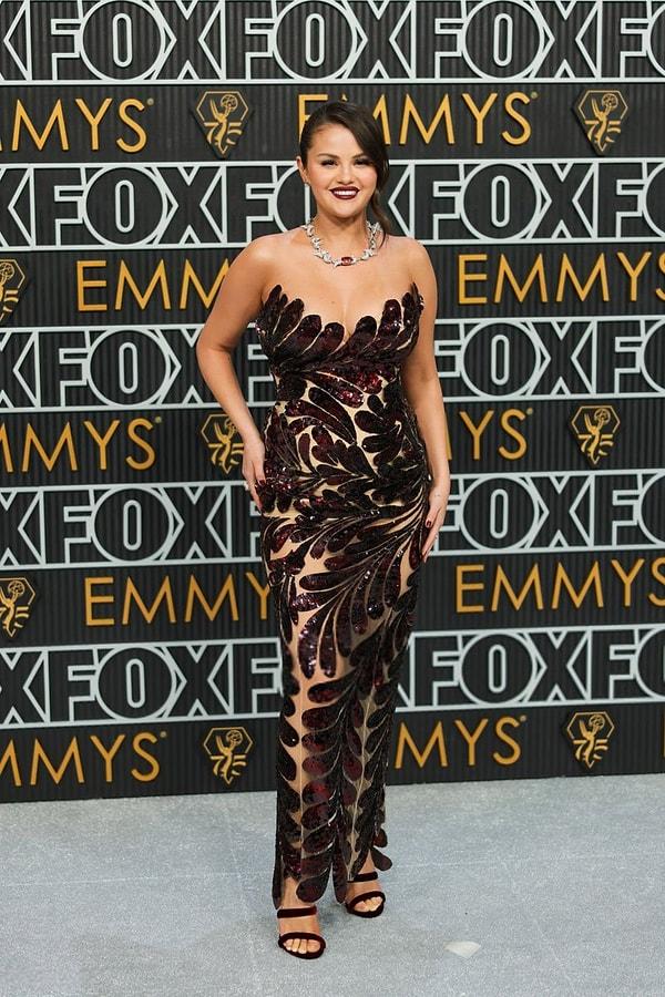 Emmy Ödülleri törenine diziler ve oyuncular kadar katılan ünlüler ve giydikleri kıyafetler de damga vurdu. Onlardan biri de şık kıyafetiyle sosyal medyanın gündemine oturan Selena Gomez oldu.