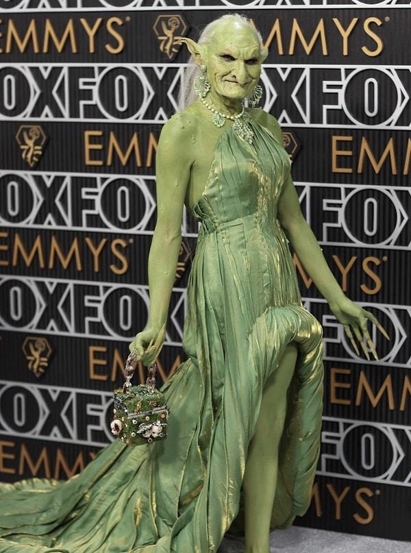 Geceye kostüm makyajı ve vücudu yeşile boyalı şekilde katılan ismin kim olduğu merak konusu oldu.