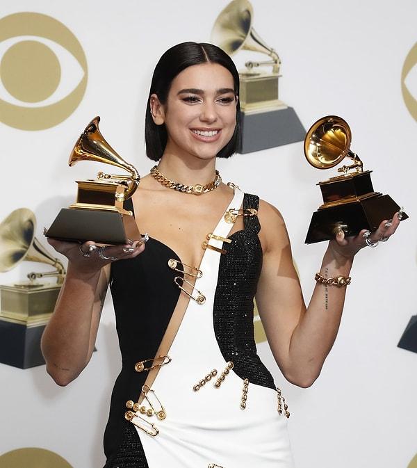 Bir diğeri ise yine Grammy ödüllü başarılı şarkıcı Dua Lipa oldu!