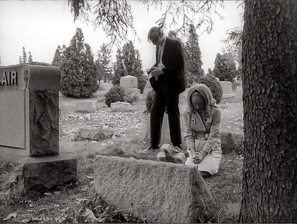 2. Night of the Living Dead (1968)- "Mezarlık"