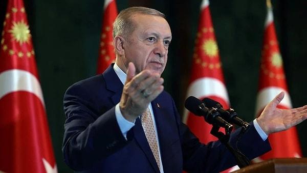 Cumhurbaşkanı Recep Tayyip Erdoğan, 16 Ocak'ta Kabine Toplantısı sonrası en düşük emekli maaşını 10 bin liraya yükselttiklerini duyurdu.