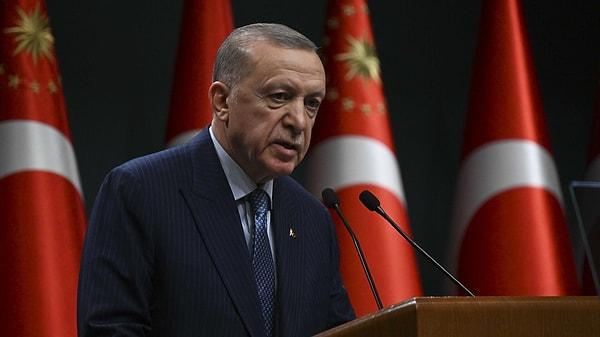 Kısa Dalga'dan Mehmet Çetingüleç'in haberine göre, Cumhurbaşkanı Recep Tayyip Erdoğan, yarın (Pazartesi günü) gerçekleştirilecek Kabine toplantısı sonrası emekli ikramiyesinin 10 bin TL'ye çıkarıldığını açıklayacak.