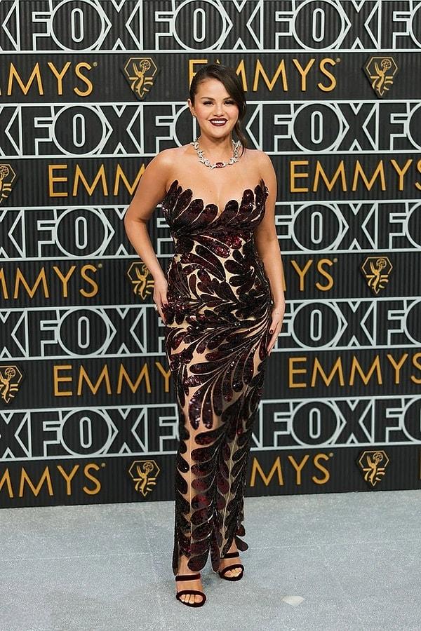 27. 75. Emmy Ödülleri törenine katılan sanatçı Selena Gomez, kıyafetiyle kırmızı halıya adeta damga vurdu. Pullu elbisesi ve onu tamamlayan safir kolyesiyle görenleri kendine hayran bıraktı.