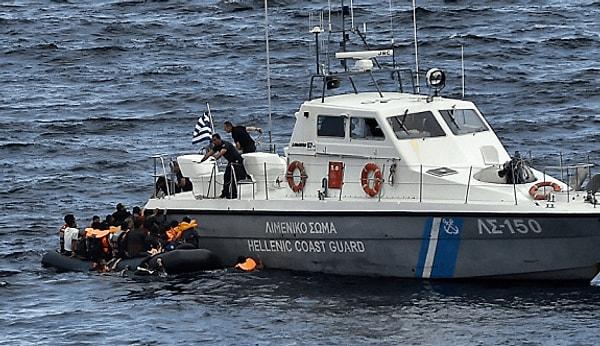 Yunan Sahil Güvenlik Komutanlığı pek çok defa düzensiz göçmenlerin botlarını Türk kara sularına itmeye çalışmıştı. Yunanistan'da yaşanan göçmen krizi ülkenin içişlerini de sarsmış durumda. Pek çok Yunan insan hakları savunucusu hükümetin göç politikasını eleştiriyor.