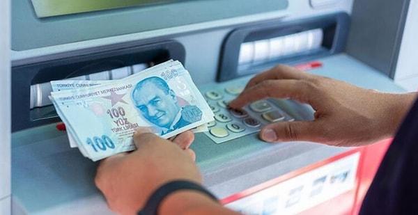 ATM'den para çekip nakit ihtiyacını karşılamak isteyen vatandaş, çektiği 100 liranın üstünde yazan yazıyı görünce şok oldu.
