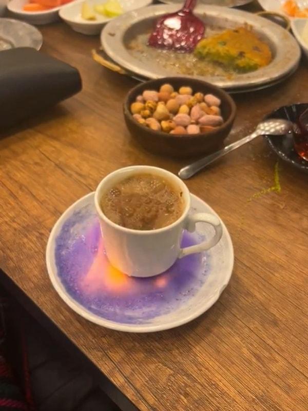 Sosyal medyada paylaşılan bir görüntüde de Türk kahvesi sunumunun bildiğimiz tüm sunumlardan farklı bir şekilde yapıldığını görüyoruz.