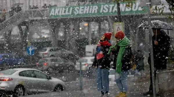 Bölgede cuma günü yaklaşık 17 ila 18 derece arasında olması beklenen hava sıcaklığının, Balkanlardan gelecek soğuk hava kütlesiyle birden 8-9 derece kadar ineceği tahmin ediliyor. Hafta sonu İstanbul'da yağmurlu bir hava bekleniyor.