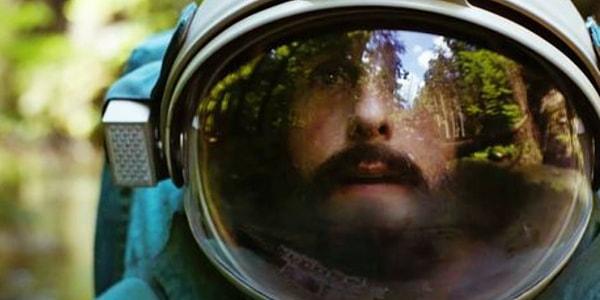 Bir diğer adı "Spaceman" olan film, yalnızlıkla ve Dünya'daki ilişkisinin belirsizliğiyle kendini derin bir sorgulama içinde bulan astronot Jakub'un yaşadıklarını konu alıyor.