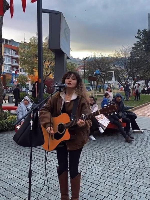 Barış Manço'nun 'Gülpembe' şarkısını söylerken etrafı da kaydeden Eda Tat isimli müzisyen, o sırada kendisini dinlerken dertli dertli uzaklara dalan teyzeyi de kaydetti.