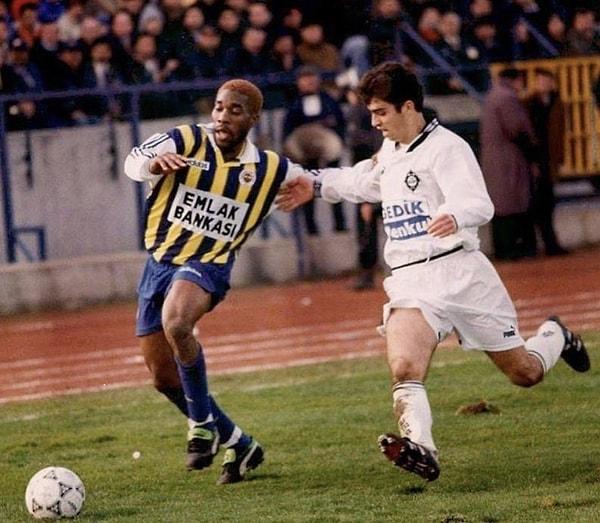 Fenerbahçe'nin efsanesi Süper Lig'de 30 gol atıp 16 asist yapmıştı. 1998 yılında 12.40 milyon € bedelle PSG'ye transfer olmuştu.
