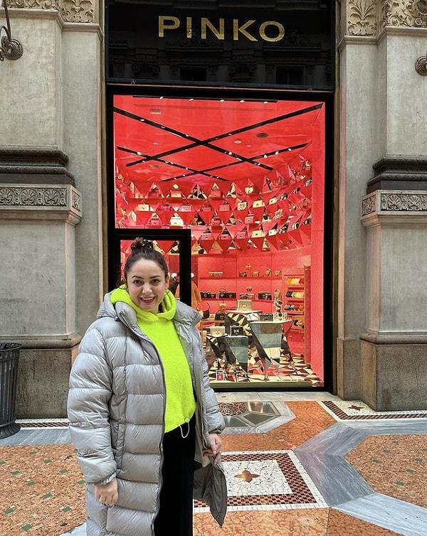 İtalya seyahatinden bir fotoğraf paylaşan Sibel Taşçıoğlu, "Milano şubemiz açılmıştır😂😂😂💕 #pinko" notuyla yaptığı paylaşımla ortalığı kırdı geçirdi.