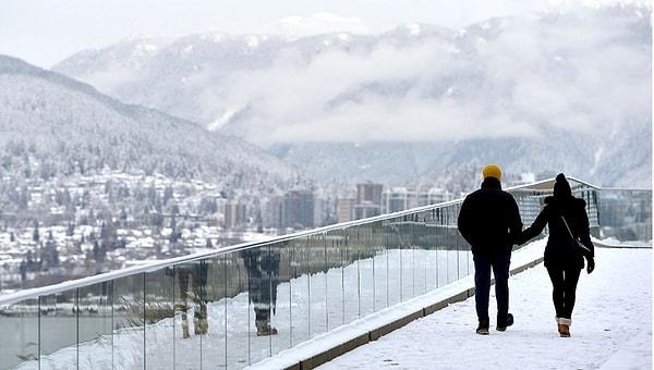 Sayın okuyucular şimdiki durağımız dünyanın en soğuk ülkelerinden biri olan Kanada. İnsanın içine işleyen soğuk havasıyla meşhur Kanada, geçtiğimiz günlerde -36 dereceyi gördü. Evet -36.