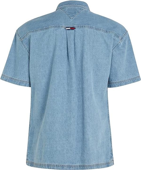 4. Tommy Hilfiger indiriminden alabileceğiniz bir diğer parça da fiyatı %31 düşen bu denim gömlek.