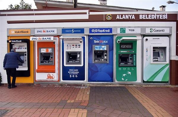 Türkiye'de toplam 52 bin 682 banka ATM'si var. Bu ATM'lerin günlük elektrik tüketimi ortalama 12 kilovatsaati, yıllık tüketimi ise 230 milyon kilovatsaati aşıyor.