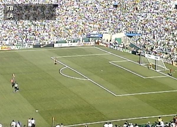 Penaltı vuruşları kaleden 11 metre uzaktaki noktadan tek vuruş halinde yapılıyor. Ceza sahası dışındaki yay futbolcuları 9.15 metre uzakta kalmalarını sağlıyor.